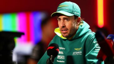 Fernando Alonso no está seguro de la posición de Aston Martin tras quedar 'un poco sorprendido' por sus tiempos en los entrenamientos de Bahréin