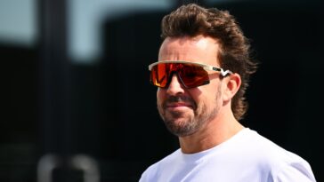 Fernando Alonso saluda positivamente el jueves a Aston Martin tras encabezar la FP2 en Arabia Saudita