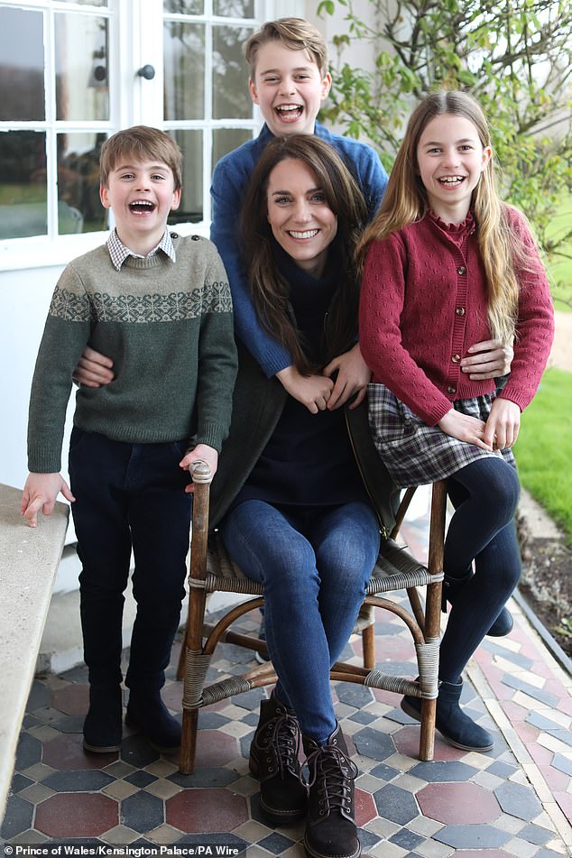 Fuentes cercanas al Príncipe Harry y Meghan Markle han afirmado que la pareja sería 'aniquilada' por cometer el error de Photoshop del Día de la Madre de Kate Middleton (En la foto: la Princesa de Gales con sus hijos, el Príncipe Louis, el Príncipe George y la Princesa Charlotte, tomada en Windsor )