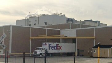 La imagen de arriba muestra la fábrica de Kimberly-Clark en New Milford, Connecticut.  Se puede ver humo saliendo de las chimeneas de la planta.