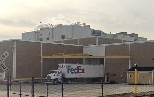 La imagen de arriba muestra la fábrica de Kimberly-Clark en New Milford, Connecticut.  Se puede ver humo saliendo de las chimeneas de la planta.