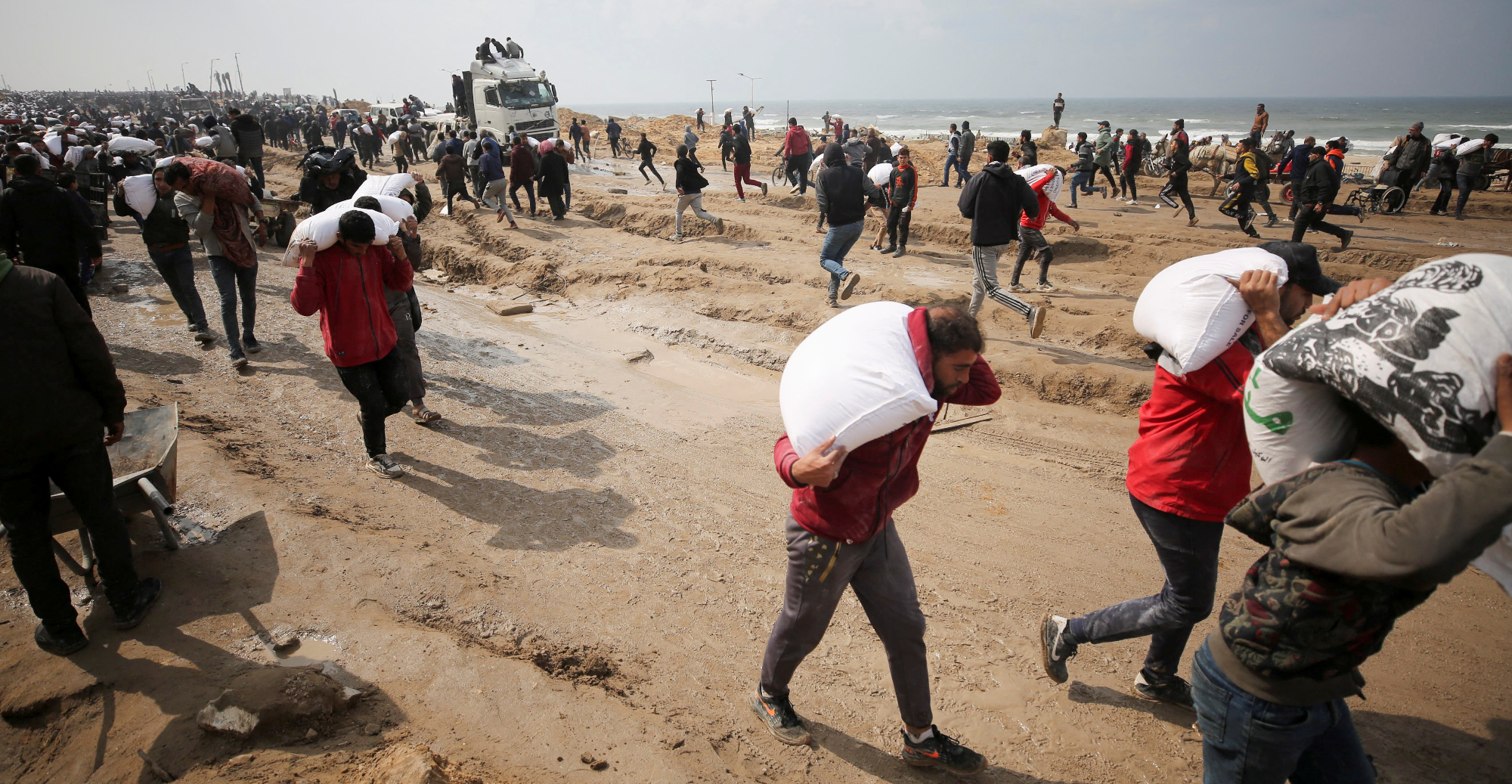 Guerra en Gaza: Israel ataca a la policía y a las agencias de ayuda para 