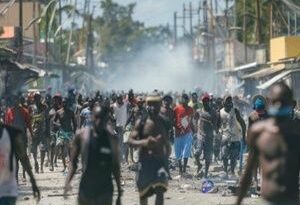 Haití: Pandillas atacan e incendian comisaría en la capital
