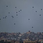 Los paracaídas arrojan suministros en el norte de la Franja de Gaza, visto desde el sur de Israel, el viernes 8 de marzo de 2024.