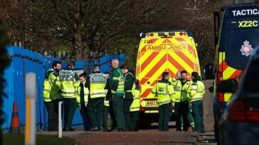 Servicios de emergencia respondiendo a una sospecha de fuga química en Trafford Park