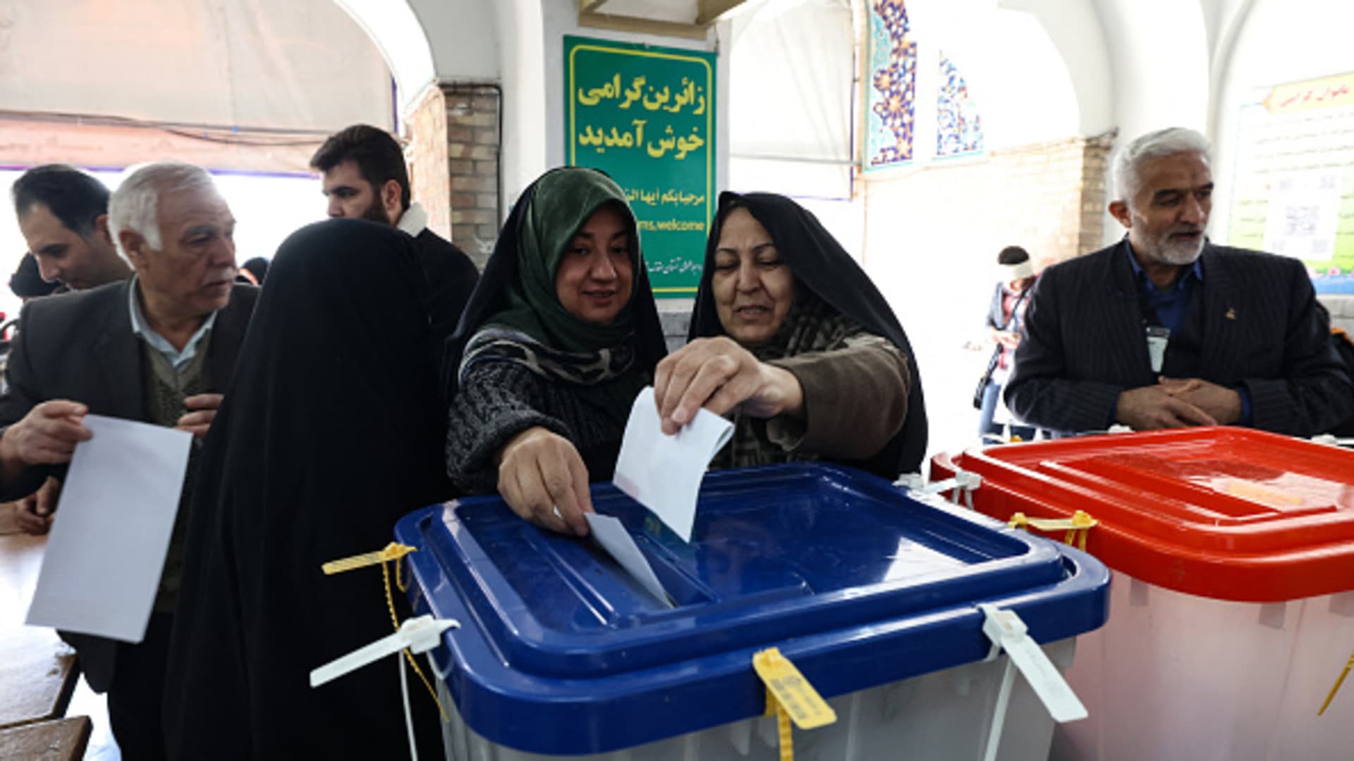 Irán celebra las primeras elecciones desde las protestas de Mahsa Amini, y se espera una baja participación y un boicot
