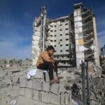 Israel ataca una histórica torre residencial en Rafah mientras se estancan las conversaciones sobre la tregua en Gaza