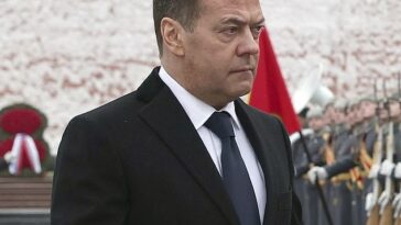 El subdirector del Consejo de Seguridad de Rusia, Dmitry Medvedev, participa en una ceremonia de colocación de ofrenda floral en la Tumba del Soldado Desconocido en el Jardín Alexander en el Día del Defensor de la Patria, en Moscú, Rusia, el viernes 23 de febrero de 2024.