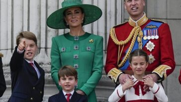 2023 -- El príncipe William y Kate con sus hijos, el príncipe George, el príncipe Louis y la princesa Charlotte, en el Palacio de Buckingham para Trooping The Color en Londres el 17 de junio del año pasado.