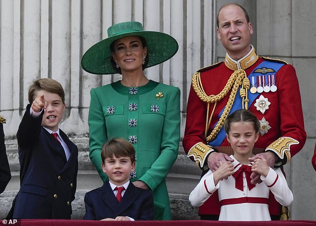 2023 -- El príncipe William y Kate con sus hijos, el príncipe George, el príncipe Louis y la princesa Charlotte, en el Palacio de Buckingham para Trooping The Color en Londres el 17 de junio del año pasado.