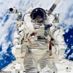 Los candidatos a astronauta pasarán aproximadamente dos años capacitándose en las habilidades básicas necesarias para ser astronauta, desde caminatas espaciales y robótica hasta habilidades de liderazgo y trabajo en equipo.  En la foto, el astronauta de la NASA Robert L. Stewart en el espacio, febrero de 1984.