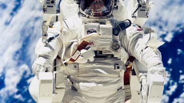 Los candidatos a astronauta pasarán aproximadamente dos años capacitándose en las habilidades básicas necesarias para ser astronauta, desde caminatas espaciales y robótica hasta habilidades de liderazgo y trabajo en equipo.  En la foto, el astronauta de la NASA Robert L. Stewart en el espacio, febrero de 1984.