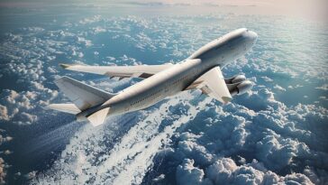 Los científicos utilizarían aviones de gran altitud para inyectar dos toneladas de partículas de hielo a 11 millas de altura cada semana, lo que congelaría el agua que volvería a caer a la Tierra.