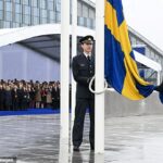 Bajo una lluvia constante, el primer ministro sueco, Ulf Kristersson, observó cómo dos soldados izaban la bandera del país, consolidando su lugar como miembro de la OTAN.