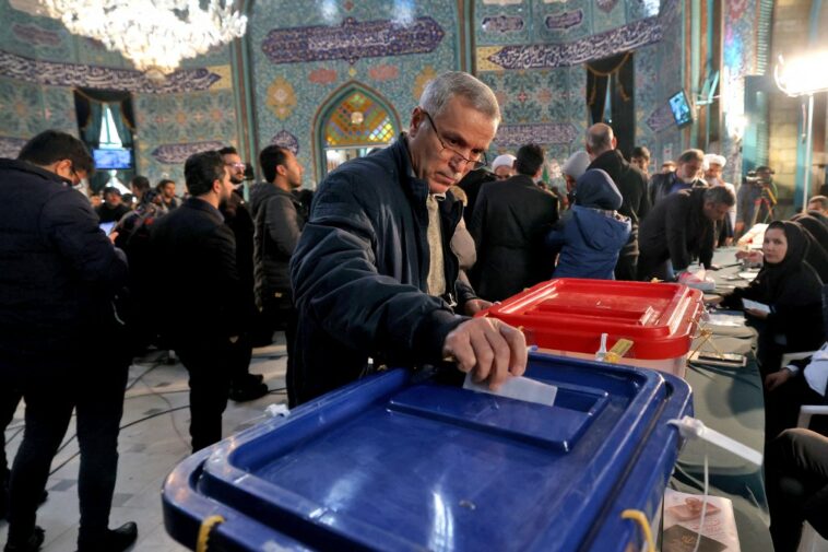 Las elecciones en Irán registran una baja participación récord mientras se espera que los conservadores celebren el parlamento