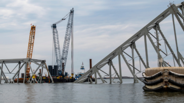 Los equipos retiran los primeros escombros tras el colapso del puente de Baltimore