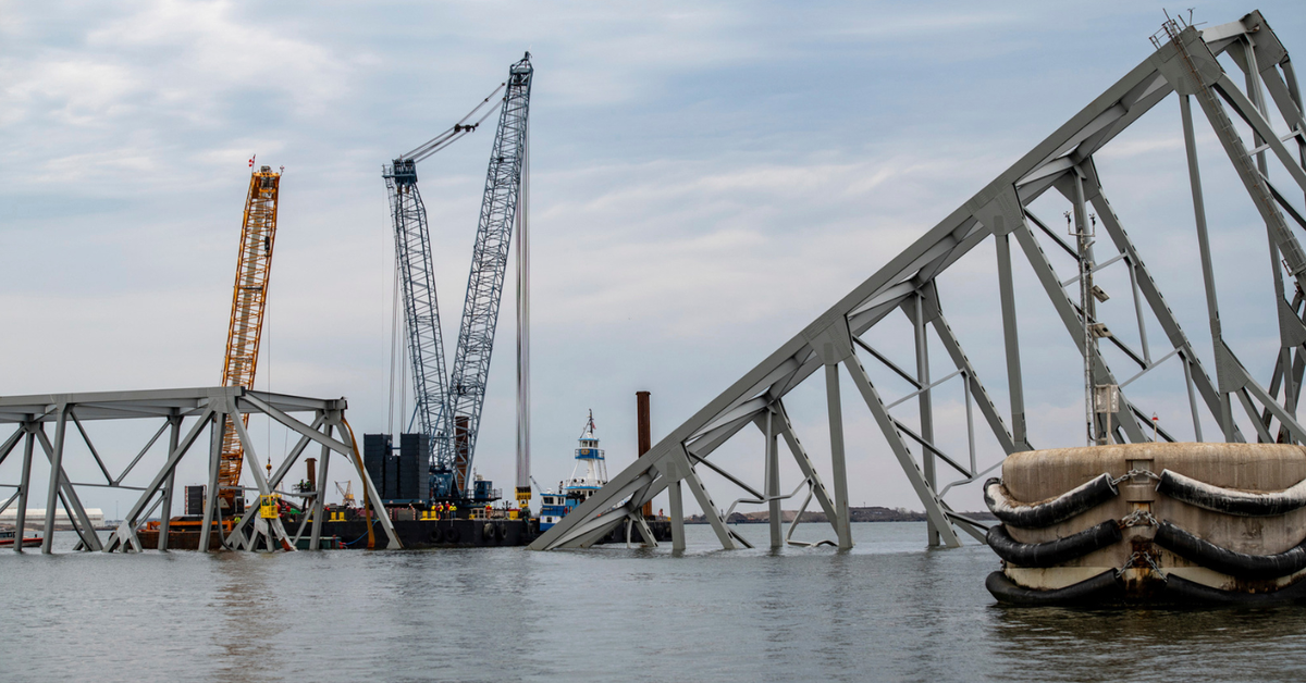 Los equipos retiran los primeros escombros tras el colapso del puente de Baltimore
