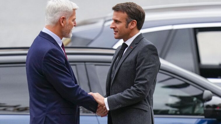 Los líderes checo y francés prometen apoyo a Ucrania