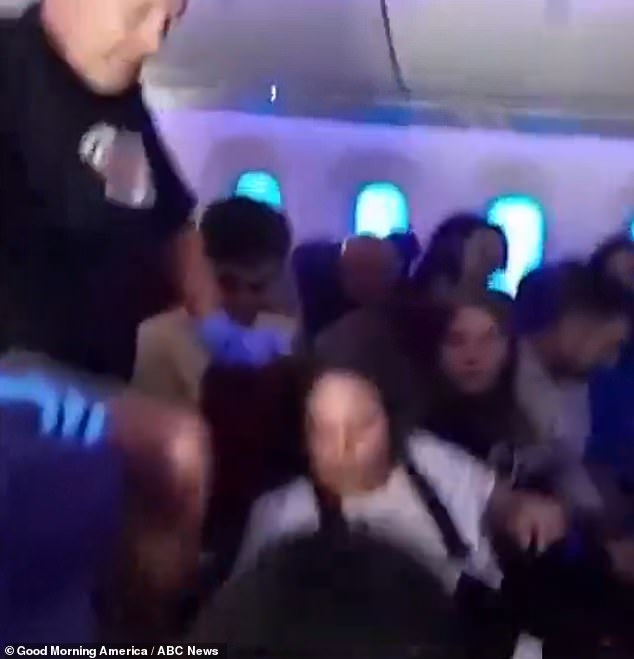 Los pasajeros a bordo de un vuelo de LATAM Airlines desde Sydney, Australia a Auckland, Nueva Zelanda, fueron arrojados al techo en medio de turbulencias