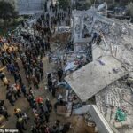 Al menos 14 palestinos, entre ellos seis niños, murieron el domingo en un bombardeo israelí que tuvo como objetivo una casa en Rafah, en el sur de la Franja de Gaza.