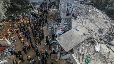 Al menos 14 palestinos, entre ellos seis niños, murieron el domingo en un bombardeo israelí que tuvo como objetivo una casa en Rafah, en el sur de la Franja de Gaza.