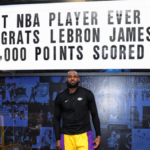 MIRAR: LeBron James anota el punto número 40.000 de su carrera en casa contra los Nuggets