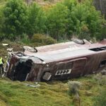 El autobús escolar rodó por un terraplén de la Western Highway cerca de Pentland Hills, al oeste de Melbourne, y el conductor del autobús, 31 estudiantes y profesores sufrieron heridas (en la foto).