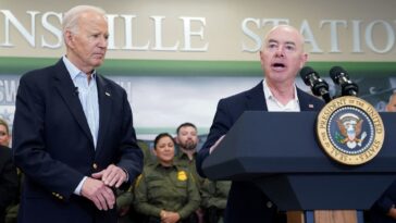 Mayorkas dispara contra el Capitolio mientras Biden sopesa en privado una nueva acción fronteriza: 'El Congreso necesita tener columna vertebral'