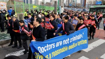 Miles de médicos surcoreanos se manifiestan mientras se intensifica el enfrentamiento en el sector sanitario
