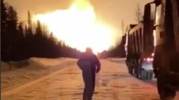 El poderoso infierno se produjo cerca de la aldea de Lykhma en la región de Khanty-Mansi en Siberia, 300 millas al norte de la capital Khanty-Mansiysk.