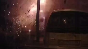 La imagen muestra el momento en que un presunto dron kamikaze ucraniano golpeó un edificio en la ciudad natal de Vladimir Putin, San Petersburgo, hoy temprano.
