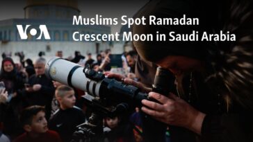 Musulmanes ven la luna creciente del Ramadán en Arabia Saudita