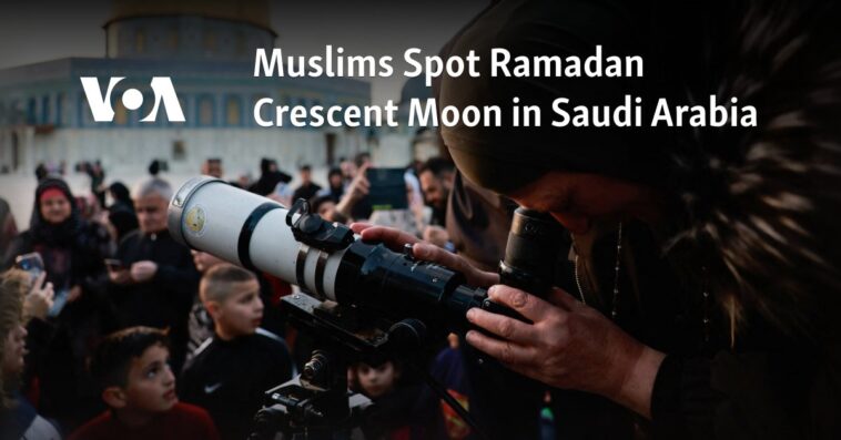 Musulmanes ven la luna creciente del Ramadán en Arabia Saudita
