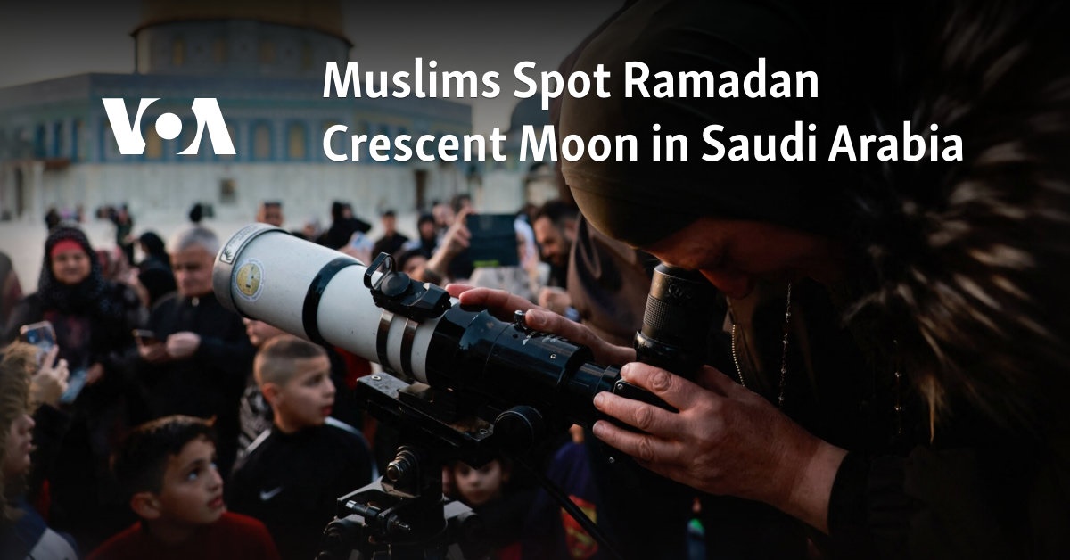 Musulmanes ven la luna creciente del Ramadán en Arabia Saudita

