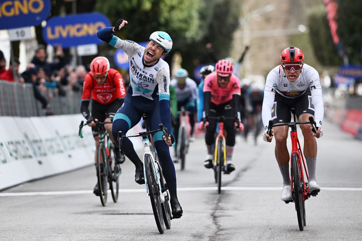 Phil Bauhaus triunfa en el complicado final de la tercera etapa de la Tirreno-Adriático
