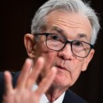 Powell dice que la Fed "no está lejos" del punto de recortar las tasas de interés