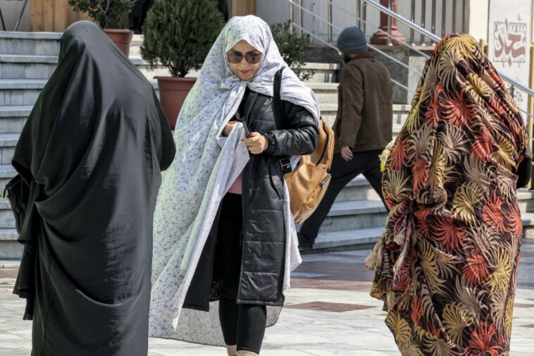 Reseña de prensa iraní: La nueva ley sobre el hijab enfrenta una renovada oposición
