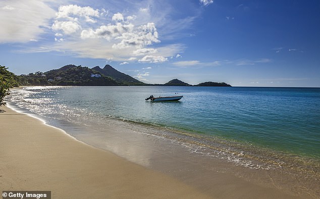 La pareja británica estaba de vacaciones en la paradisíaca isla de Carriacou.  Imagen de archivo muestra la playa Paradise en el pueblo de L'Esterre