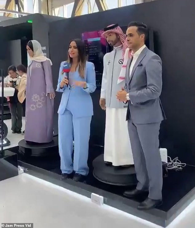 C creepio!  El periodista Rawya Kassem habló en vivo en un evento de inteligencia artificial en Arabia Saudita mientras estaba junto al robot Muhammed.