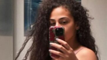 Samantha Irivin deslumbra en una hermosa selfie en el baño en ropa interior
