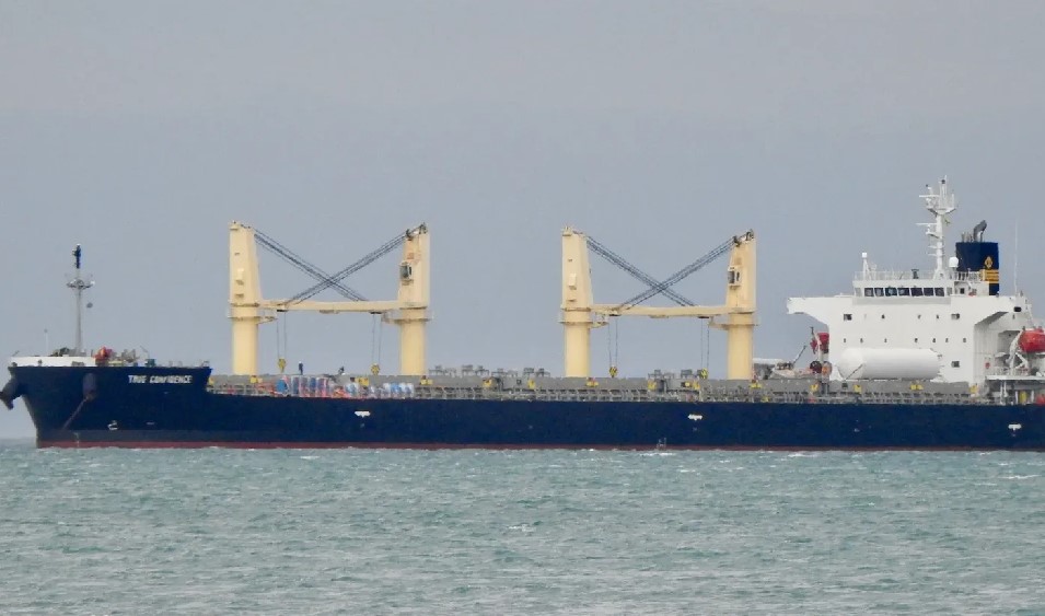 Se temen las primeras víctimas en la crisis del transporte marítimo del Mar Rojo cuando la tripulación abandona el granelero alcanzado por misiles
