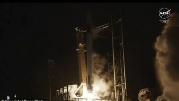 El cohete SpaceX Falcon se ve durante el despegue mientras se dirige hacia la Estación Espacial Internacional desde la plataforma de lanzamiento 39-A el domingo en el Centro Espacial Kennedy en Cabo Cañaveral, Florida.