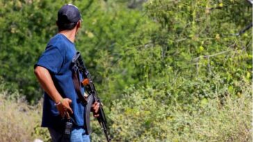 Tres civiles murieron al estallar una bomba en una carretera en Michoacán