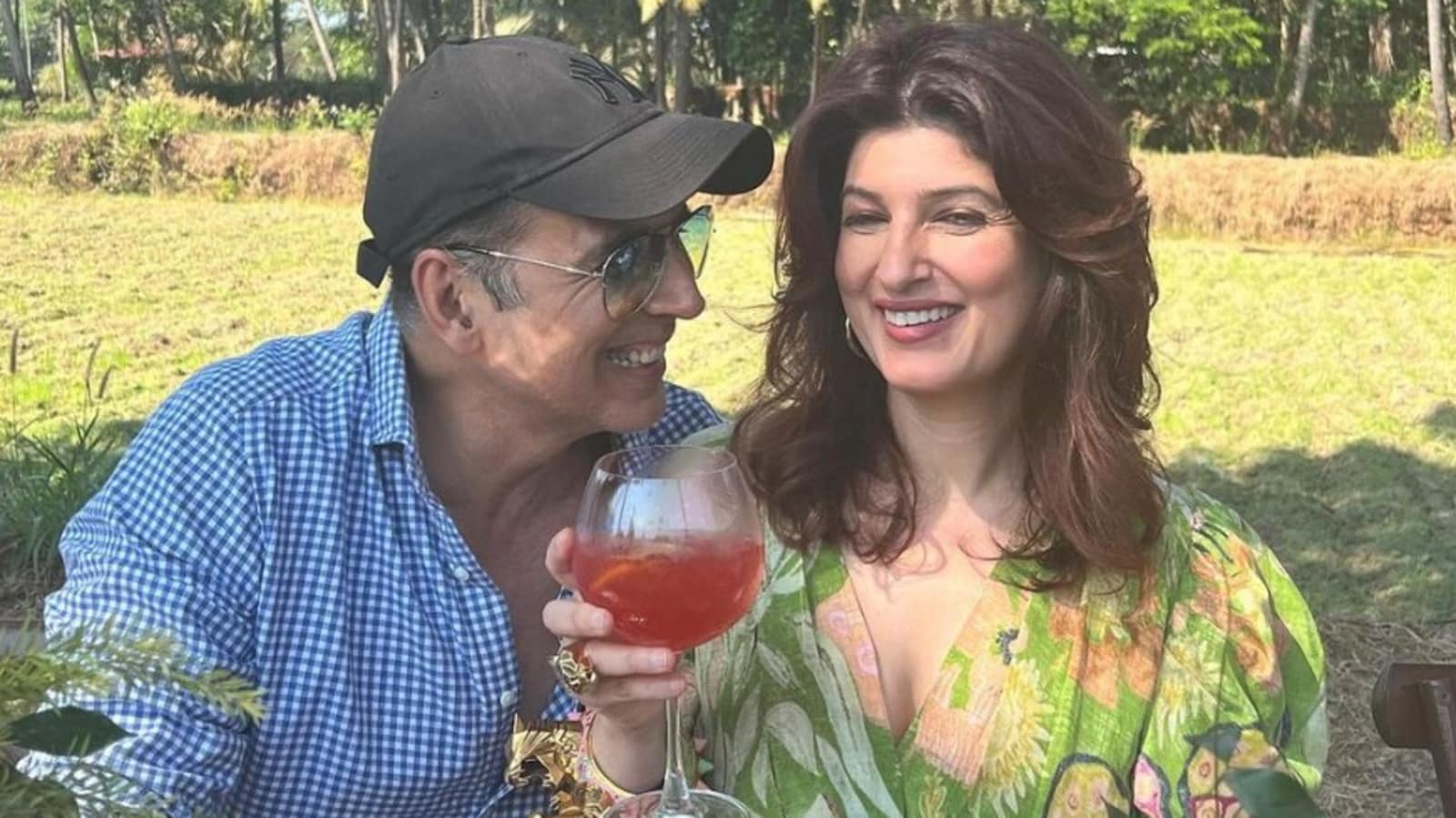  Twinkle Khanna cambia la foto de visualización de Instagram y la biografía al +1 de Kumar.  Internet reacciona
