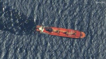 Un barco atacado anteriormente por los rebeldes hutíes de Yemen se hunde en el Mar Rojo