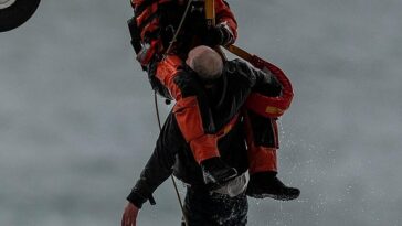 Imágenes dramáticas muestran al hombre siendo trasladado en avión a un lugar seguro después de quedar atrapado en la playa de Perranporth, Cornwall.  Al parecer se había caído del camino costero.