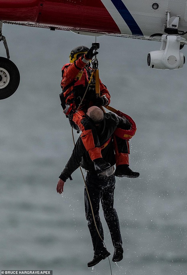 Imágenes dramáticas muestran al hombre siendo trasladado en avión a un lugar seguro después de quedar atrapado en la playa de Perranporth, Cornwall.  Al parecer se había caído del camino costero.