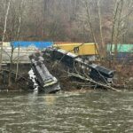 Un tren de carga de Norfolk Southern se desvió y cayó a un río en Pensilvania