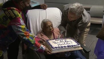 Herlda Senhouse, de 113 años, celebró su cumpleaños en el Hospital Beth Israel Deaconess en Needham el 28 de febrero.
