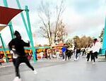 Video aterrador del momento en que los visitantes corren para salvar sus vidas en Georgia Six Flags mientras un adolescente queda gravemente herido después de abrir fuego contra la policía.